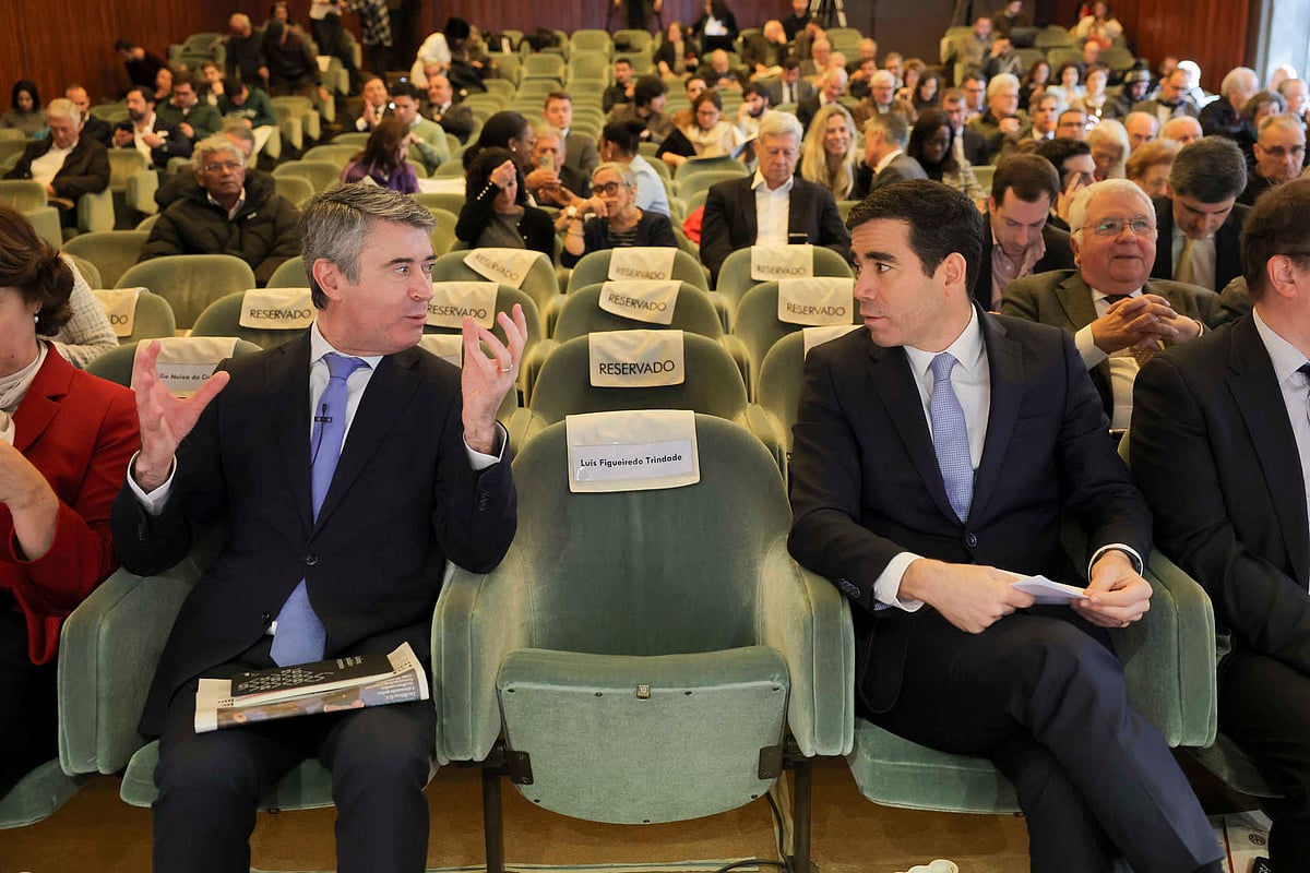 José Luís Carneiro, antigo ministro da Administração Interna e deputado do PS, com Leitão Amaro, ministro da Presidência.
