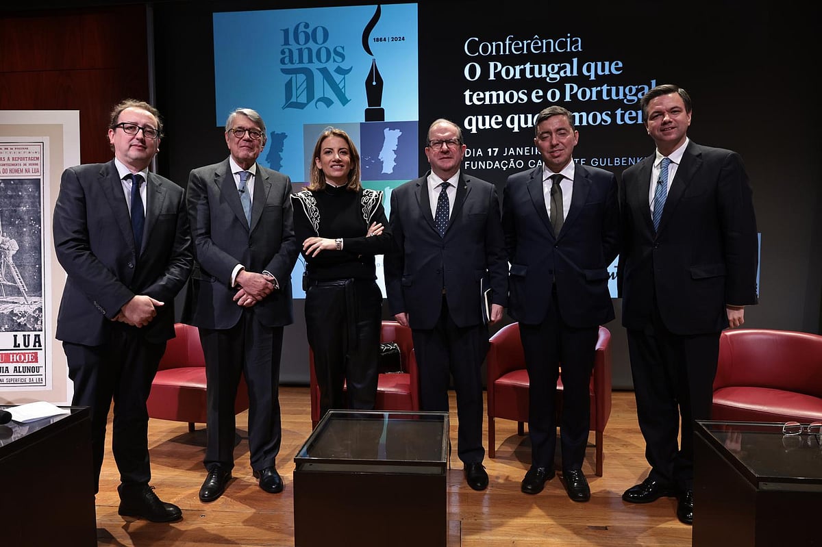 Os oradores do primeiro painel "2025: Que certezas num mundo de incerteza?" - Flipe Alves, diretor do DN (moderador), Martins da Cruz, Ana Miguel Santos, Neiva da Cruz, José Bizarro Duarte e Gonçalo Saraiva Matias.