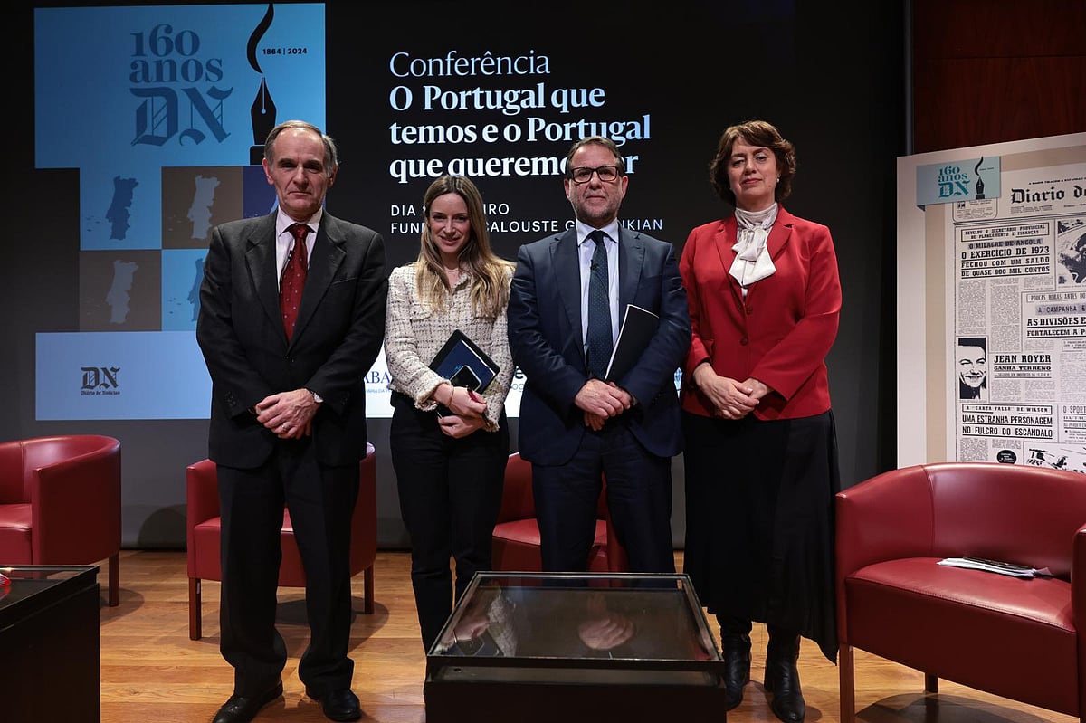 Os oradores do segundo painel "Migrações, Integração e Diversidade - Pedro Portugal Gaspar, Ana Rita Gil, Luís Neves e Valentina Marcelino (diretora adjunta do DN e moderador do debate).