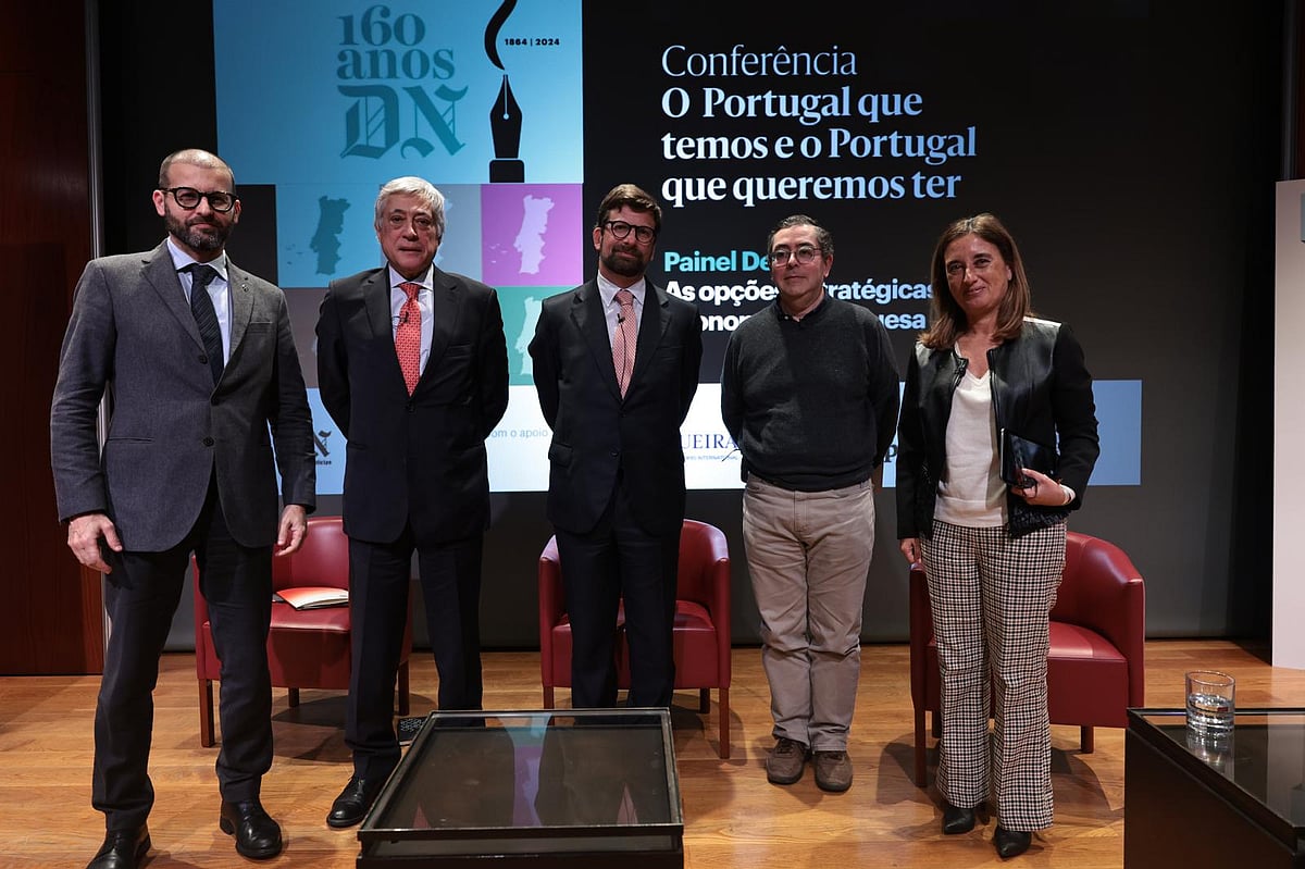 Os oradores do terceiro painel "As opções estratégicas da Economia portuguesa" - Nuno Vinha, diretor adjunto do DN e moderador, Antóno Mendonça, João Moreira Rato, Pedro Pita Barros e Isabel Ucha.