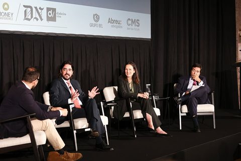 Nuno Vinha, diretor-adjunto do DN, moderou painel com Pedro Ferreira Malaquias, sócio da Abreu Advogados, Madalena Talone, administradora executiva da Caixa Geral de Depósitos (CGD), Afonso Fuzeta Eça, administrador executivo do BPI.