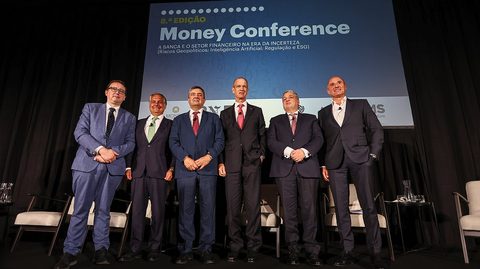 Filipe Alves, diretor do Diário de Notícias e do Dinheiro Vivo, moderou painel com João Pedro Oliveira e Costa, CEO do BPI, Licínio Pina, Presidente do Crédito Agrícola, Miguel Maya, CEO do Millennium BCP, Paulo Macedo, Presidente da Caixa Geral de Depósitos e Pedro Leitão,  CEO do Banco Montepio.