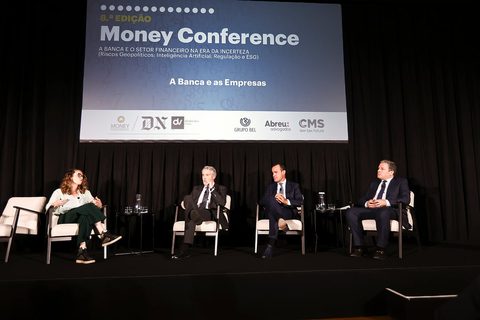 Margarida Vaqueiro Lopes, editora-executiva do DN, moderou painel sobre a Banca e as Empresas no qual participaram Nuno Marques, CEO da Visabeira, Gonçalo Regalado, presidente do Banco de Fomento e Marco Galinha, acionista do Global Media Group